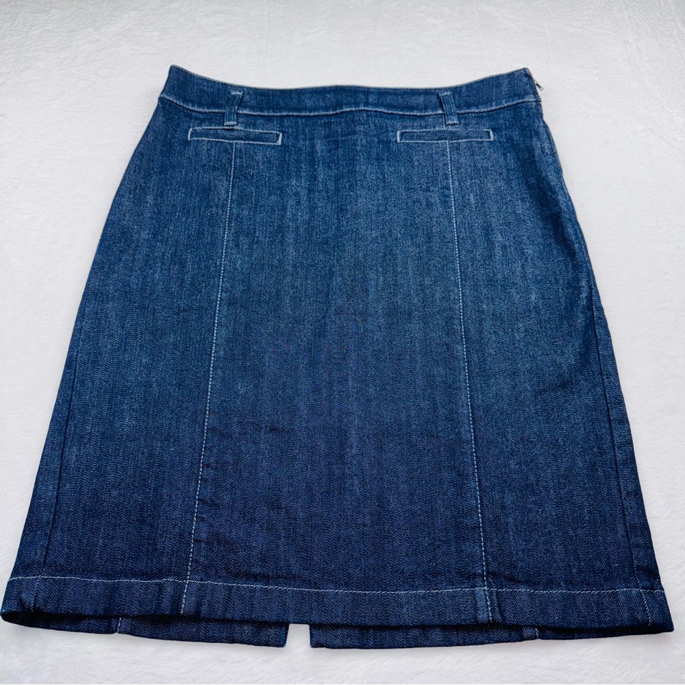 Ann Taylor Denim Pencil Skirt. Size 8. Two slip front pockets. Side zip closure.